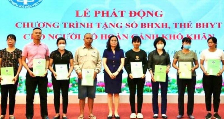 Trao tặng sổ bảo hiểm xã hội cho các hộ nghèo ở thành phố Hải Dương. (Ảnh: nhandan.vn)