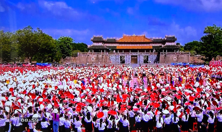 Không khí sôi động tại các điểm cầu. Không khí sôi động tại các điểm cầu.