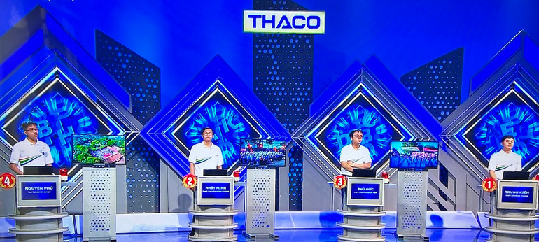 Bốn “nhà leo núi” vào vị trí xuất phát. Bốn “nhà leo núi” vào vị trí xuất phát.