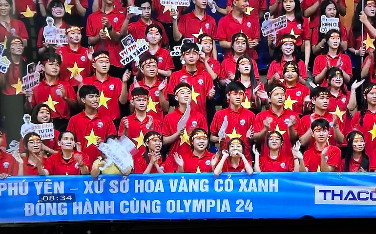 Đông đảo bạn bè, thầy cô, người hâm mộ cổ vũ cho các thí sinh hướng tới chiến thắng. Đông đảo bạn bè, thầy cô, người hâm mộ cổ vũ cho các thí sinh hướng tới chiến thắng.