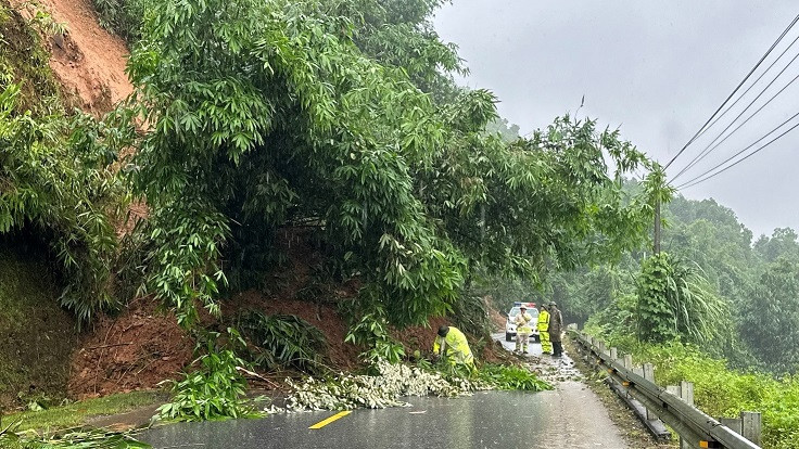 Công an khắc phục sạt lở trên Quốc lộ 3C từ huyện Định Hóa đi huyện Chợ Đồn (Bắc Kạn).