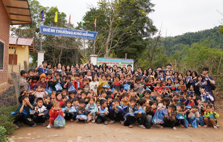 Niềm vui của tập thể các bạn trẻ "The Up Project" và các em học sinh ở điểm trường Khò Hồng.