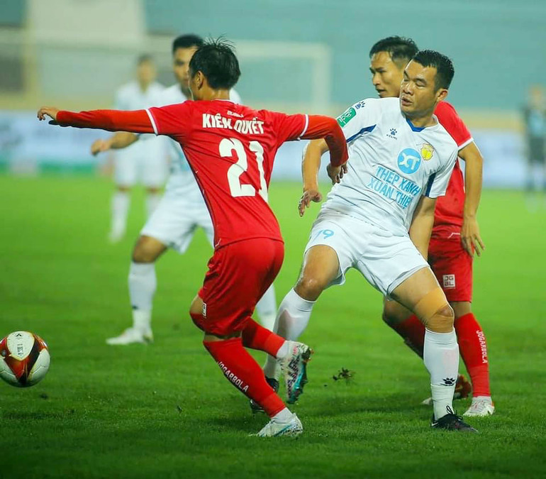 Pha tranh bóng giữa Thép Xanh Nam Định (áo trắng) và Hải Phòng.