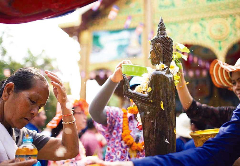 Nghi lễ tắm tượng Phật. Ảnh | LAO TOURISM