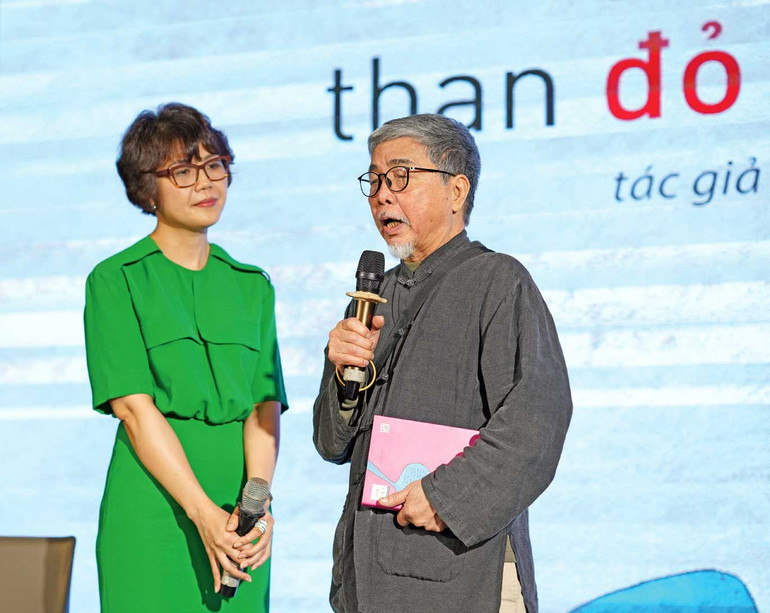 Nhà văn Trung Trung Đỉnh phát biểu tại buổi ra mắt sách Than đỏ dưới tro tàn của nhà văn Đỗ Bích Thúy (bên trái).
