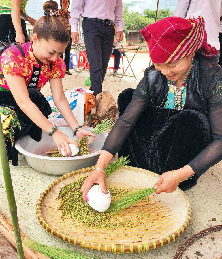 Du khách trải nghiệm làm cốm trong Lễ mừng cơm mới cùng đồng bào dân tộc tại bản Mường Chiến. Du khách trải nghiệm làm cốm trong Lễ mừng cơm mới cùng đồng bào dân tộc tại bản Mường Chiến.