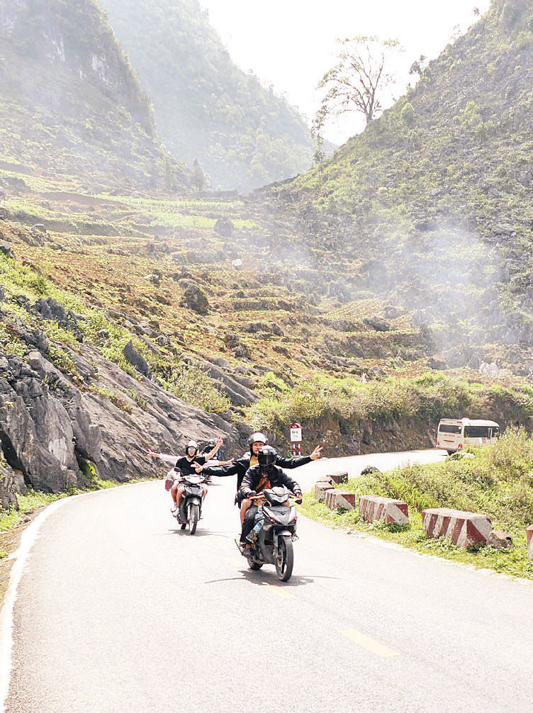 Ảnh 5: Tuyến đường đèo là mục tiêu chinh phục của du khách khi khám phá Cao nguyên đá Đồng Văn.