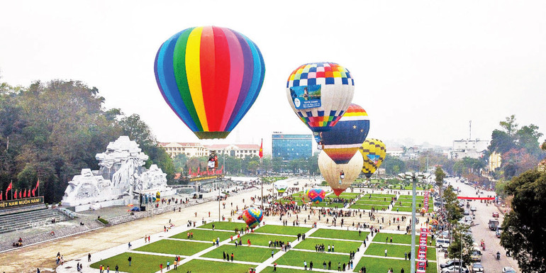 Lễ hội khinh khí cầu rực rỡ sắc mầu thu hút hàng chục nghìn lượt người tham dự. Lễ hội khinh khí cầu rực rỡ sắc mầu thu hút hàng chục nghìn lượt người tham dự.