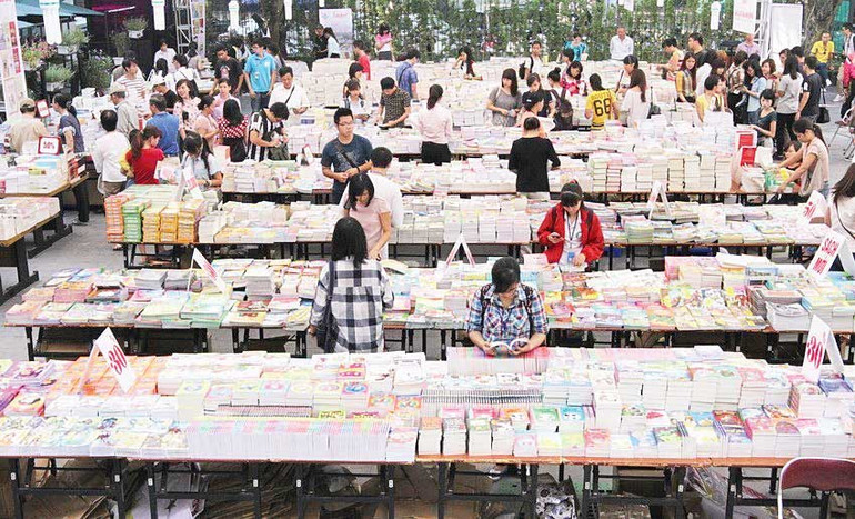 Một trong những lý do khiến đường sách Nguyễn Văn Bình (TP Hồ Chí Minh) hoạt động hiệu quả là nhờ nằm ở vị trí “trung tâm của trung tâm”. Một trong những lý do khiến đường sách Nguyễn Văn Bình (TP Hồ Chí Minh) hoạt động hiệu quả là nhờ nằm ở vị trí “trung tâm của trung tâm”.