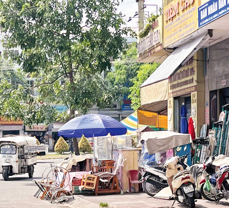 Một đoạn vỉa hè bị chiếm để kinh doanh trên đường Lê Lợi, TP Sóc Trăng.