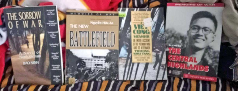 Một số cuốn sách về Việt Nam mà Michael Dineen rất yêu thích.