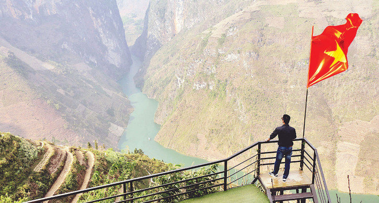 Ảnh 2: Từ đỉnh đèo có thể nhìn xuống dòng Nho Quế thơ mộng và hẻm vực Tu Sản.