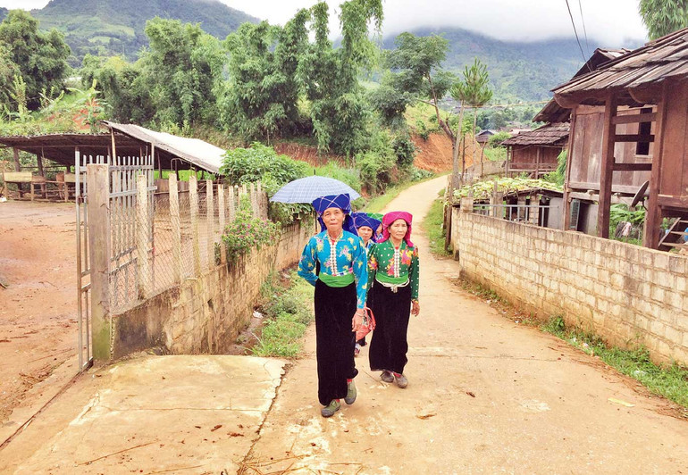 Đồng bào diện trang phục dân tộc đi trảy hội. Đồng bào diện trang phục dân tộc đi trảy hội.