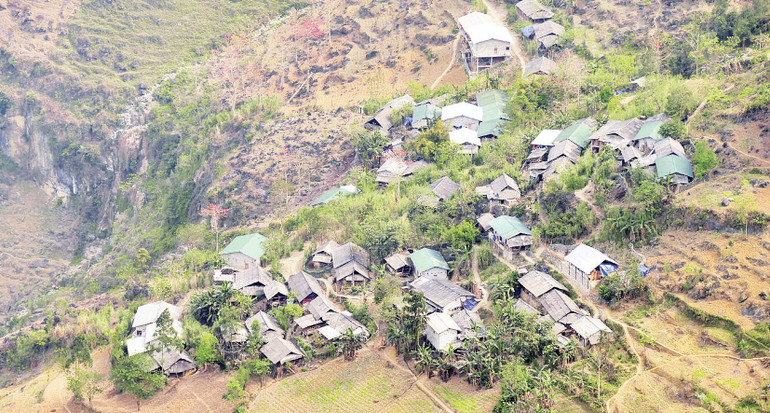 Ảnh 4: Những bản làng nằm lưng chừng núi thể hiện khát vọng mưu sinh, bám trụ của người dân trên vùng đất khó.