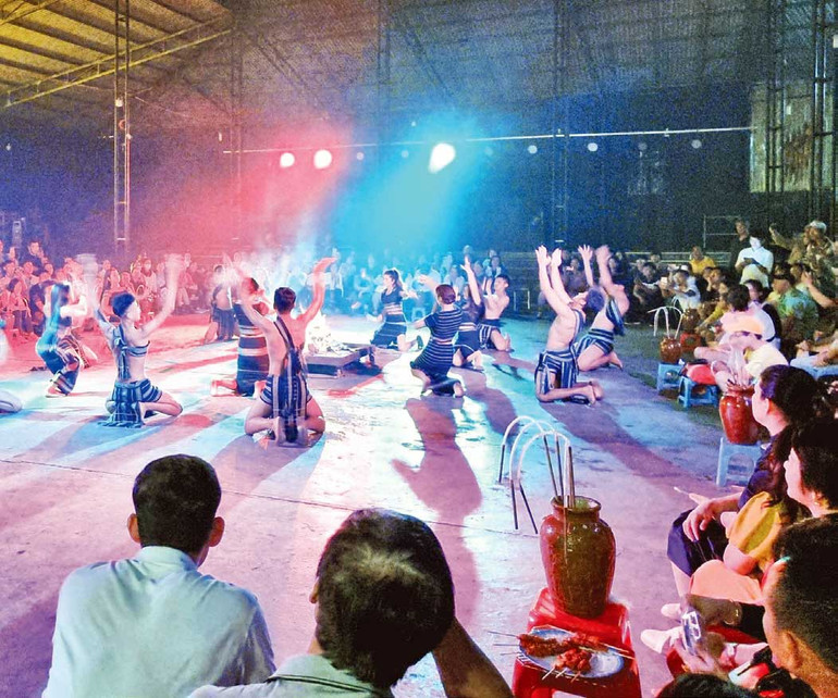 Du khách đến với đêm nhạc cồng chiêng dưới chân núi Lang Biang.