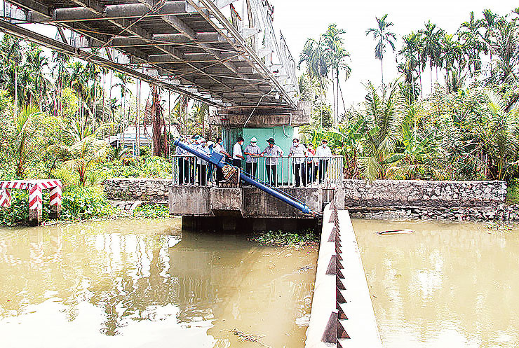 Đập ngăn mặn ở xã Hỏa Tiến, thành phố Hậu Giang. (Ảnh PHÙNG DŨNG)