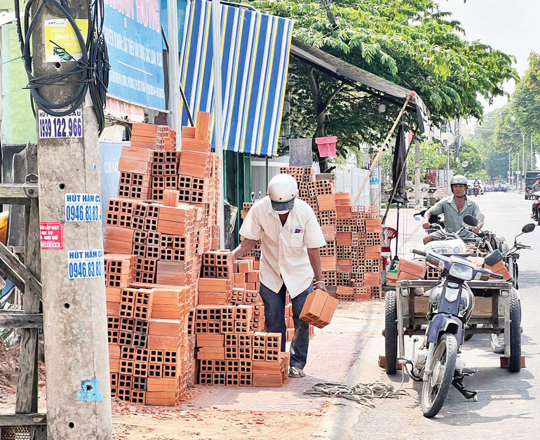Vật liệu xây dựng được tập kết thường xuyên trên vỉa hè ở đường Điện Biên Phủ, TP Sóc Trăng.