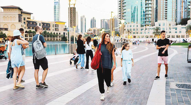 Khoảng 90% dân ở Dubai là người nước ngoài. Chương trình “visa vàng” mới khuyến khích đầu tư vào UAE. Ảnh | REUTERS Khoảng 90% dân ở Dubai là người nước ngoài. Chương trình “visa vàng” mới khuyến khích đầu tư vào UAE. Ảnh | REUTERS