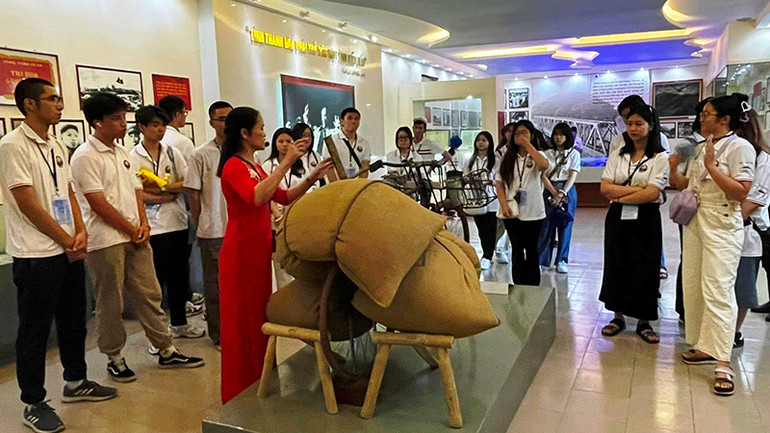 Nhân viên Bảo tàng tỉnh Thanh Hóa giới thiệu về phương tiện vận tải phục vụ chiến dịch Điện Biên Phủ. Nhân viên Bảo tàng tỉnh Thanh Hóa giới thiệu về phương tiện vận tải phục vụ chiến dịch Điện Biên Phủ.