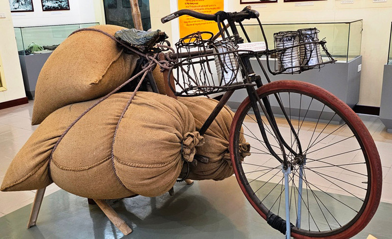 Chiếc xe đạp thồ của dân công Trịnh Ngọc trưng bày tại Bảo tàng tỉnh Thanh Hóa. Chiếc xe đạp thồ của dân công Trịnh Ngọc trưng bày tại Bảo tàng tỉnh Thanh Hóa.