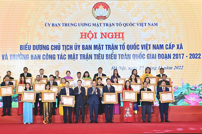 Chủ tịch nước Nguyễn Xuân Phúc, Thường trực Ban Bí thư Võ Văn Thưởng trao bằng khen của Thủ tướng Chính phủ tặng các đại biểu tiêu biểu. (Ảnh: ĐĂNG KHOA)