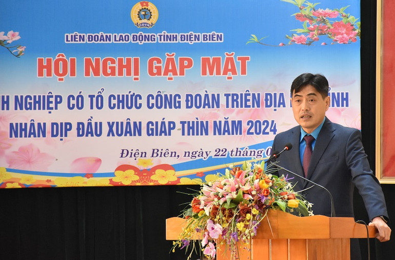 Ông Tẩn Minh Long, Chủ tịch Liên đoàn Lao động tỉnh phát biểu tại hội nghị.