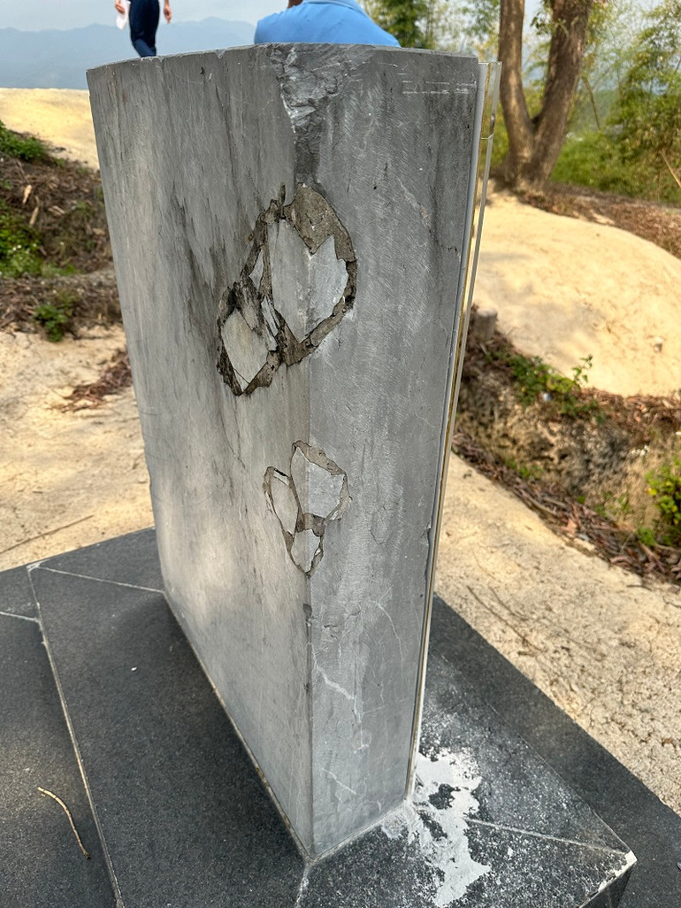 Đá dưới nền vừa thay mới nhưng thân bia bị nứt vỡ.