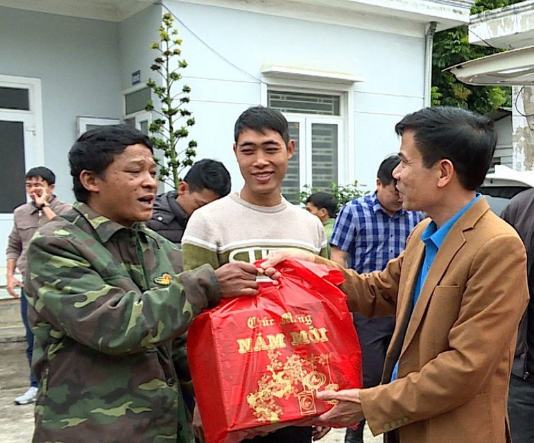 Ông Hoàng Xuân Lợi, Chủ tịch công đoàn Công ty trao quà Tết đến công nhân thuộc nông trường cao-su Tuần Giáo.