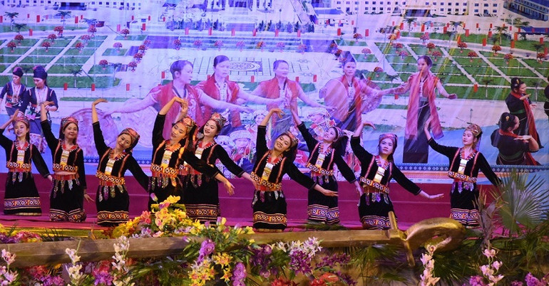 Hát múa Mừng Đảng-Mừng Xuân tại lễ khai mạc Ngày hội Văn hóa các dân tộc Nậm Pồ.