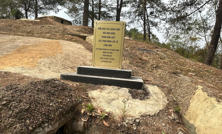 Ngay dưới biển bia ghi dấu nơi "Anh hùng Phan Đình Giót lấy thân mình lấp lỗ châu mai" màu vữa đắp lem nhem như "áo vá".