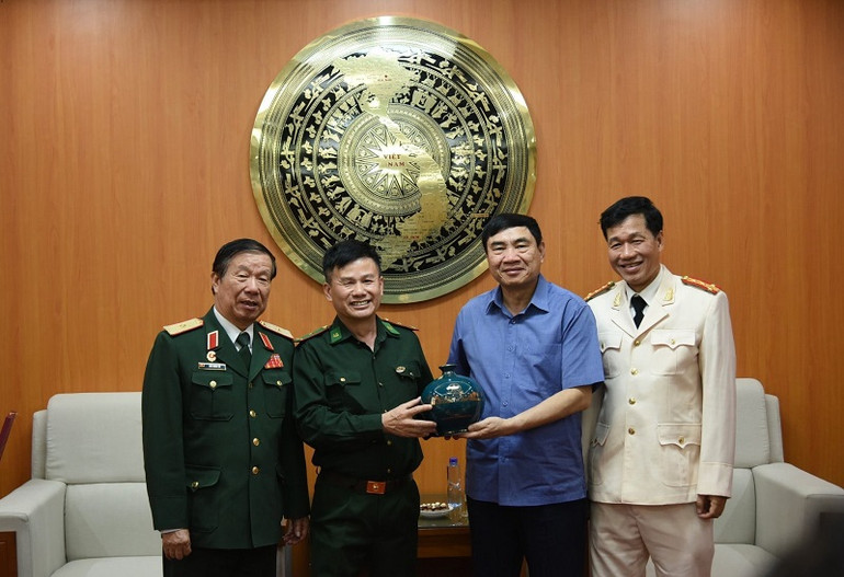 Các đồng chí lãnh đạo Hội Cựu chiến binh Hải Phòng tặng quà lưu niệm đồng chí Trần Quốc Cường, Bí thư Tỉnh ủy Điện Biên.