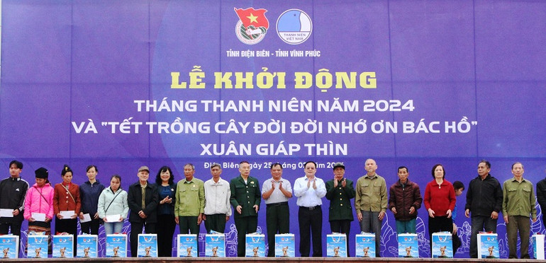 Đồng chí Mùa A Sơn, Phó Bí thư Thường trực Tỉnh ủy và đồng chí Giàng Thị Hoa, Phó Chủ tịch Hội đồng nhân dân tỉnh Điện Biên trao quà tặng các gia đình chính sách Điện Biên.