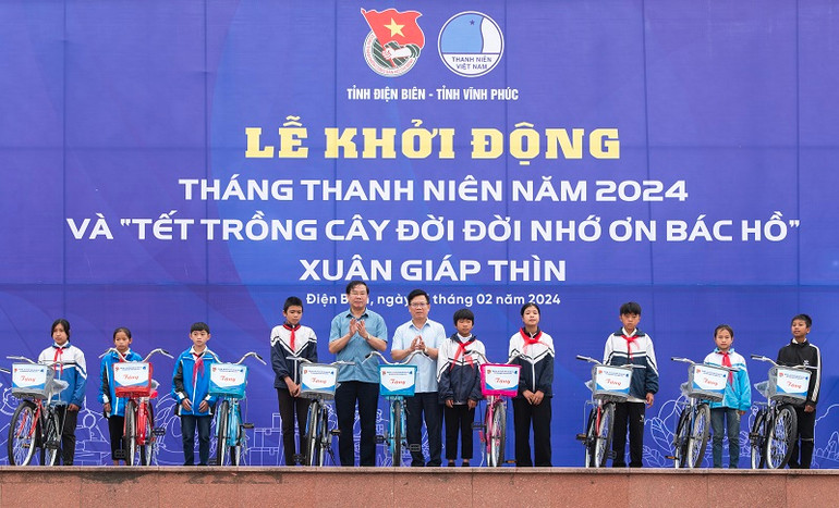 Phó Chủ tịch Thường trực Ủy ban nhân dân tỉnh Điện Biên Phạm Đức Toàn và đồng chí Lò Văn Mừng, Chủ tịch Ủy ban Mặt trận Tổ quốc Việt Nam tỉnh Điện Biên trao xe đạp cho học sinh có hoàn cảnh khó khăn.