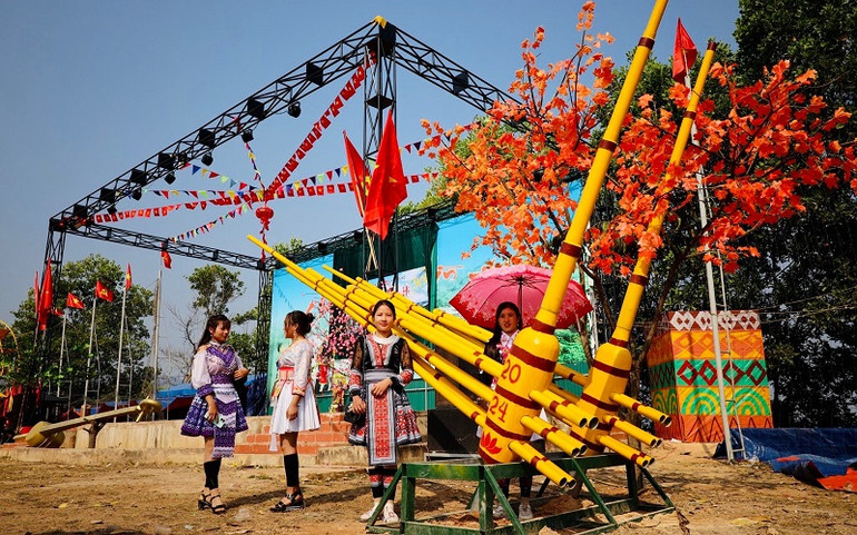 Người dân, du khách hào hứng chụp ảnh lưu niệm tại các không gian văn hóa được trang trí độc đáo, cuốn hút.