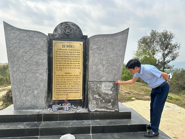 Vữa cát, biển bia cũ vứt ngổn ngang trước bia đề cứ điểm I.