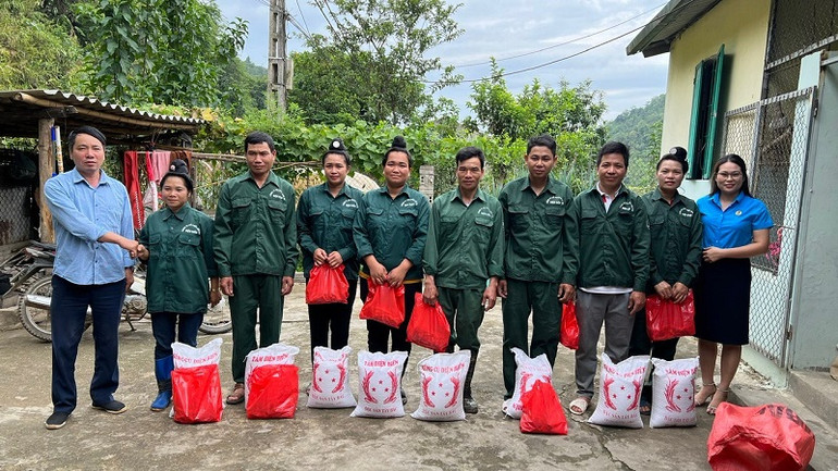 Cán bộ Nông trường cao-su Điện Biên trao quà Tết đến công nhân đội Hua Thanh.