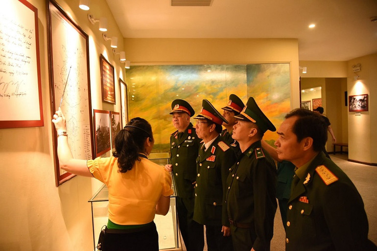Cựu chiến binh Hải Phòng thăm bảo tàng chiến thắng Điện Biên Phủ.