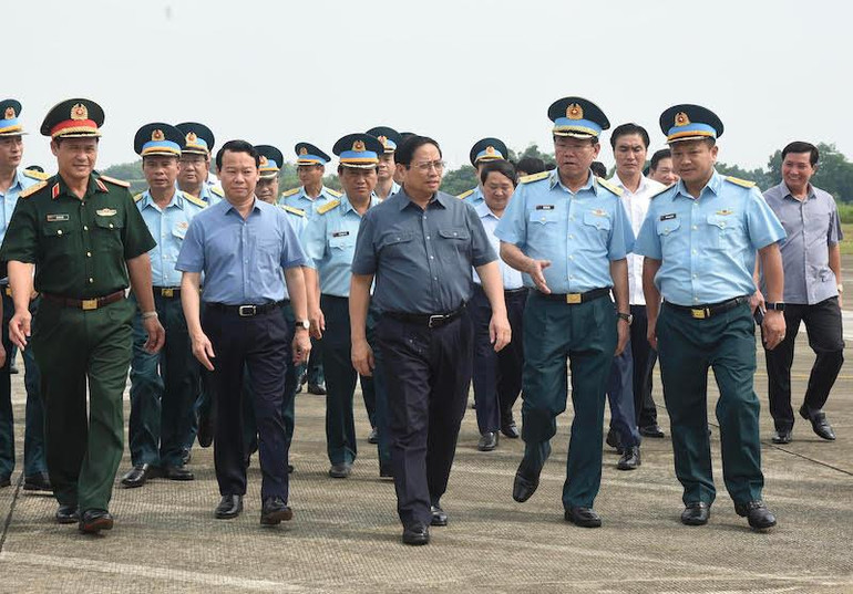 Thủ tướng trao đổi với cán bộ, chiến sĩ khi tới thăm Trung đoàn không quân 921.