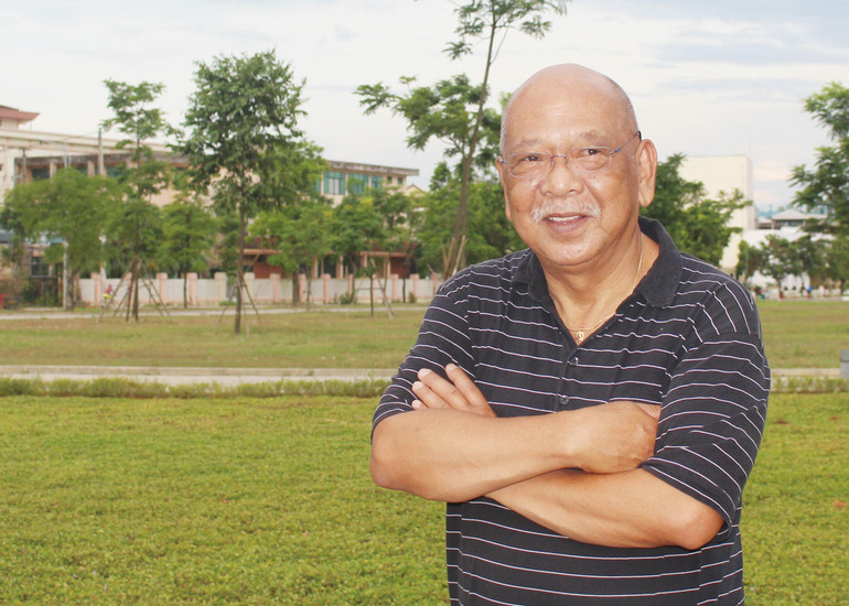 Ông David Lee, năm nay 66 tuổi, du khách người Mỹ, sinh sống tại bang California, là kỹ sư điện tử đã về hưu, đến thăm Di tích đặc biệt quốc gia Thành cổ Quảng Trị vào ngày 7/7/2022. Ông cho biết, chưa từng cầm súng đi lính, nhưng ông biết thị xã Quảng Trị và Thành cổ Quảng Trị là địa danh rất nổi tiếng, nhất là qua những năm chiến tranh. Khi đến Việt Nam, ông tìm về nơi này để thắp hương cho các liệt sĩ của Việt Nam hy sinh vì nghĩa lớn cũng như thắp hương cho những quân nhân của Mỹ và chính quyền miền nam cũ đã tử nạn tại Quảng Trị. Với ông, điều quý nhất của con người là sự sống, yêu chuộng hòa bình, không ai muốn chiến tranh, chết chóc. Vì vậy, khi biết thị xã Quảng Trị phát triển theo định hướng xây dựng trở thành đô thị vì hòa bình ông rất ủng hộ, khi trở về đất nước, bằng những gì đã được chứng kiến và trải nghiệm, ông sẽ kêu gọi bạn bè góp phần cùng thị xã Quảng Trị thực hiện mục tiêu ý nghĩa này. Theo ông, muốn đẩy mạnh xây dựng đô thị vì hòa bình, thị xã Quảng Trị cần quảng bá mạnh mẽ hơn nữa ý tưởng, kế hoạch và hình ảnh của mình. Việc làm này không riêng của chính quyền, mà mỗi người dân cần khẳng định vai trò chủ nhân của mình. Thị xã nên đầu tư phát triển du lịch, xây dựng cơ sở hạ tầng khoa học; tổ chức những lễ hội lớn mang chủ đề vì hòa bình để các tổ chức quốc tế quan tâm hơn nữa, nhiều đoàn khách trên thế giới hướng đến ngày càng đông hơn, từ đó tạo thêm động lực để đô thị Quảng Trị phát triển xứng tầm-trở thành điểm đến vì hòa bình của nhân loại.