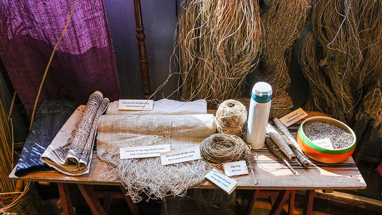 Dụng cụ và nguyên liệu để dệt vải lanh. (Ảnh: Hà Nam)