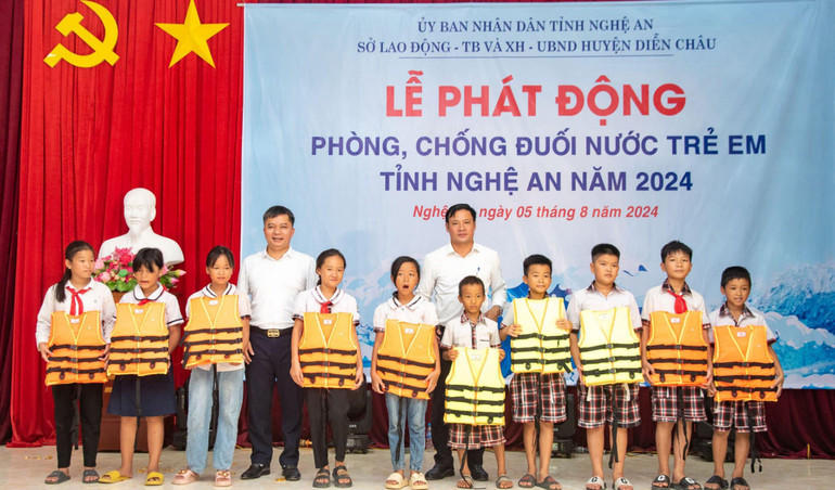 Tặng áo phao cho học sinh có hoàn cảnh khó khăn sống gần vùng sông, biển ở huyện Diễn Châu tại Lễ phát động phòng, chống đuối nước trẻ em trên địa bàn tỉnh Nghệ An năm 2024, ngày 5/8/2024. (Ảnh: Báo Nghệ An)