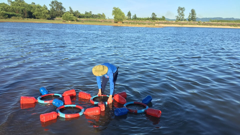 Phao cứu sinh từ lốp xe do Đoàn xã Nghĩa Đức, huyện Nghĩa Đàn, tỉnh Nghệ An triển khai giảm thiểu tai nạn đuối nước ở ao hồ dịp nắng nóng. (Ảnh tư liệu: Sở Lao động-Thương binh và Xã hội Nghệ An)