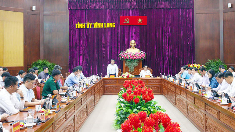 Đoàn công tác của Bộ Giao thông vận tải làm việc với Tỉnh ủy Vĩnh Long về hỗ trợ việc khai thác cát xây dựng đường cao tốc.