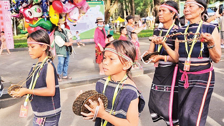 Luôn có sự kế thừa giữa các thế hệ. Luôn có sự kế thừa giữa các thế hệ.