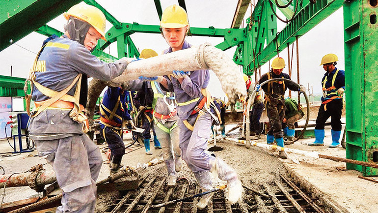 Đổ mẻ bê-tông hợp long cầu Bến Rừng. (Ảnh ĐỨC NGHĨA)