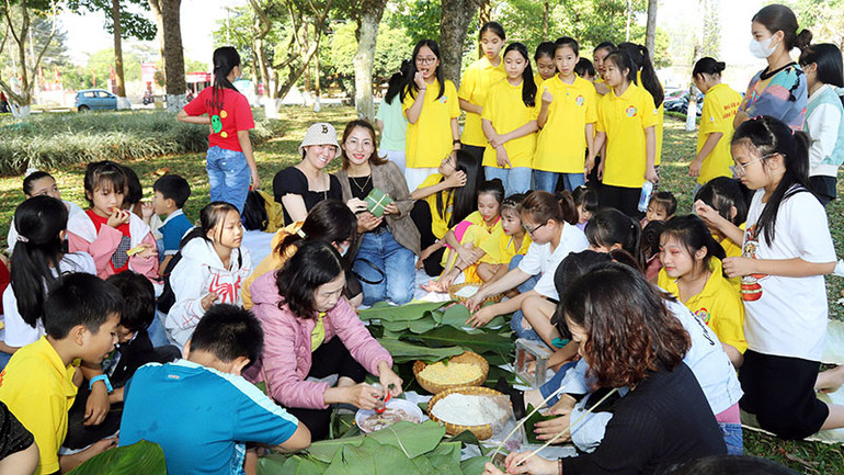 Nhà thiếu nhi thành phố Bảo Lộc, tỉnh Lâm Đồng, tổ chức gói bánh chưng tặng các hoàn cảnh khó khăn. (Ảnh MAI VĂN BẢO)