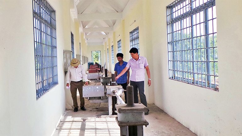 Bảo dưỡng máy móc, thiết bị vận hành tại Khu tưới hồ C19, xã Diên Bình, huyện Đăk Tô, tỉnh Kon Tum.