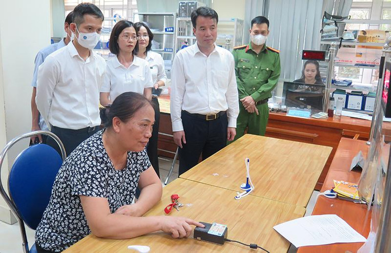 Thí điểm tiếp nhận hồ sơ đề nghị hưởng chế độ bảo hiểm xã hội tích hợp xác thực sinh trắc vân tay tại bộ phận Một cửa, Bảo hiểm xã hội quận Đống Đa, Hà Nội (Ảnh: VSS). Thí điểm tiếp nhận hồ sơ đề nghị hưởng chế độ bảo hiểm xã hội tích hợp xác thực sinh trắc vân tay tại bộ phận Một cửa, Bảo hiểm xã hội quận Đống Đa, Hà Nội (Ảnh: VSS).