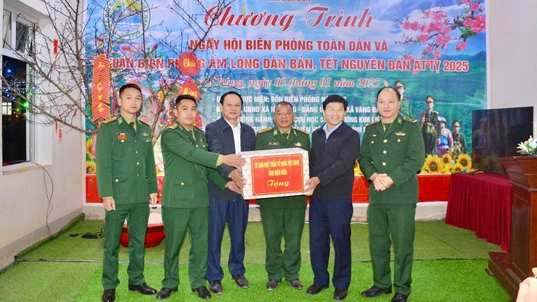 Lãnh đạo Ủy ban Mặt trận Tổ quốc Việt Nam tỉnh Điện Biên trao quà, động viên cán bộ chiến sĩ Đồn Biên phòng Nà Bủng.