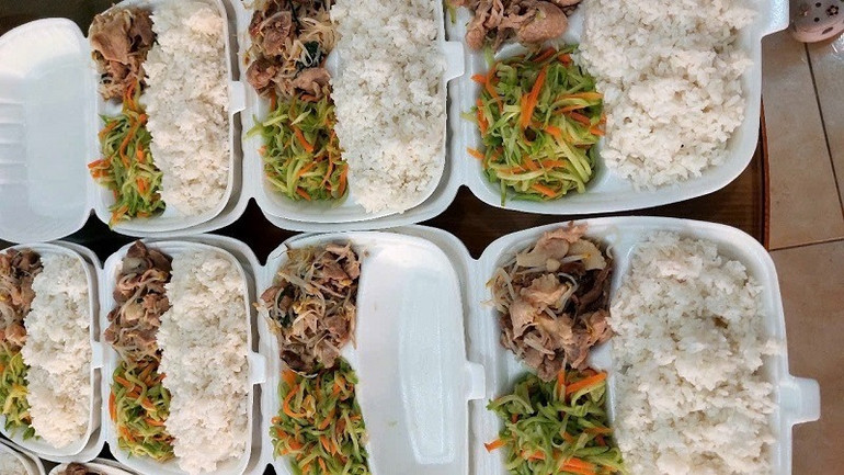 Các phần cơm do cán bộ Trung tâm Y tế huyện Tuần Giáo tự nấu để cấp đến 90 bệnh nhân và người nhà bệnh nhân mắc bệnh sởi đang được điều trị tại Trung tâm.